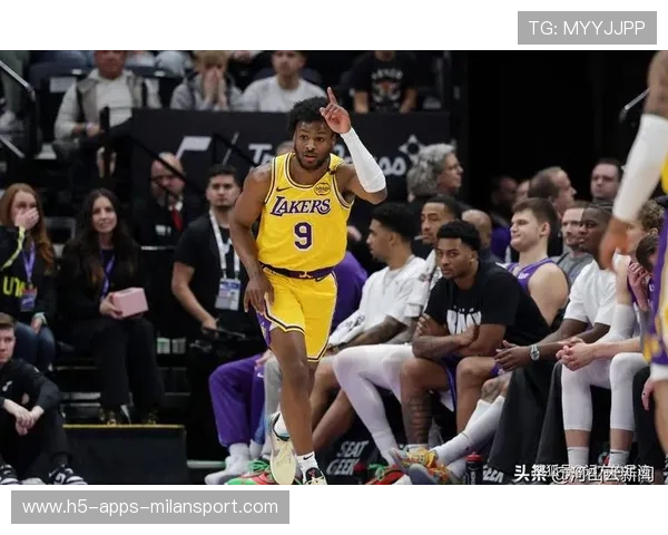 里夫斯26分11助妙传布朗尼空接暴扣关键三分展现大心脏表现 里夫斯26分11助妙传布朗尼空接暴扣关键三分展现大心脏表现