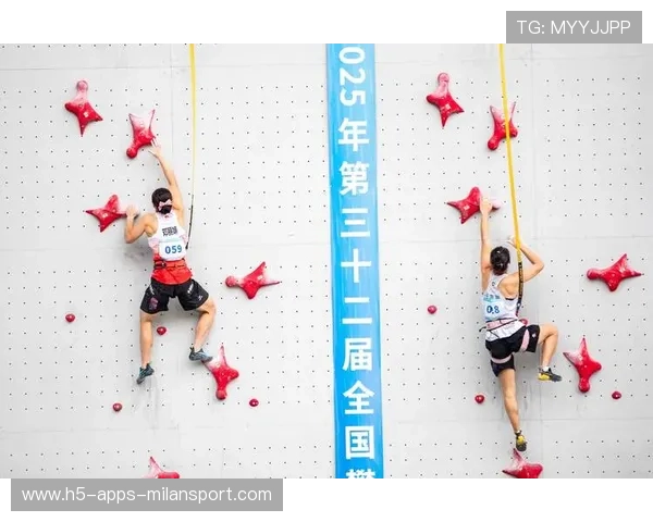 攀岩女子选手飞跃两米空距全场尖叫