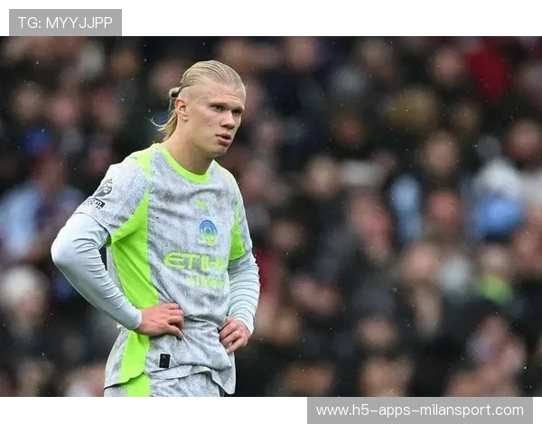 哈兰德背身护球后转身推射，曼城效率拉满