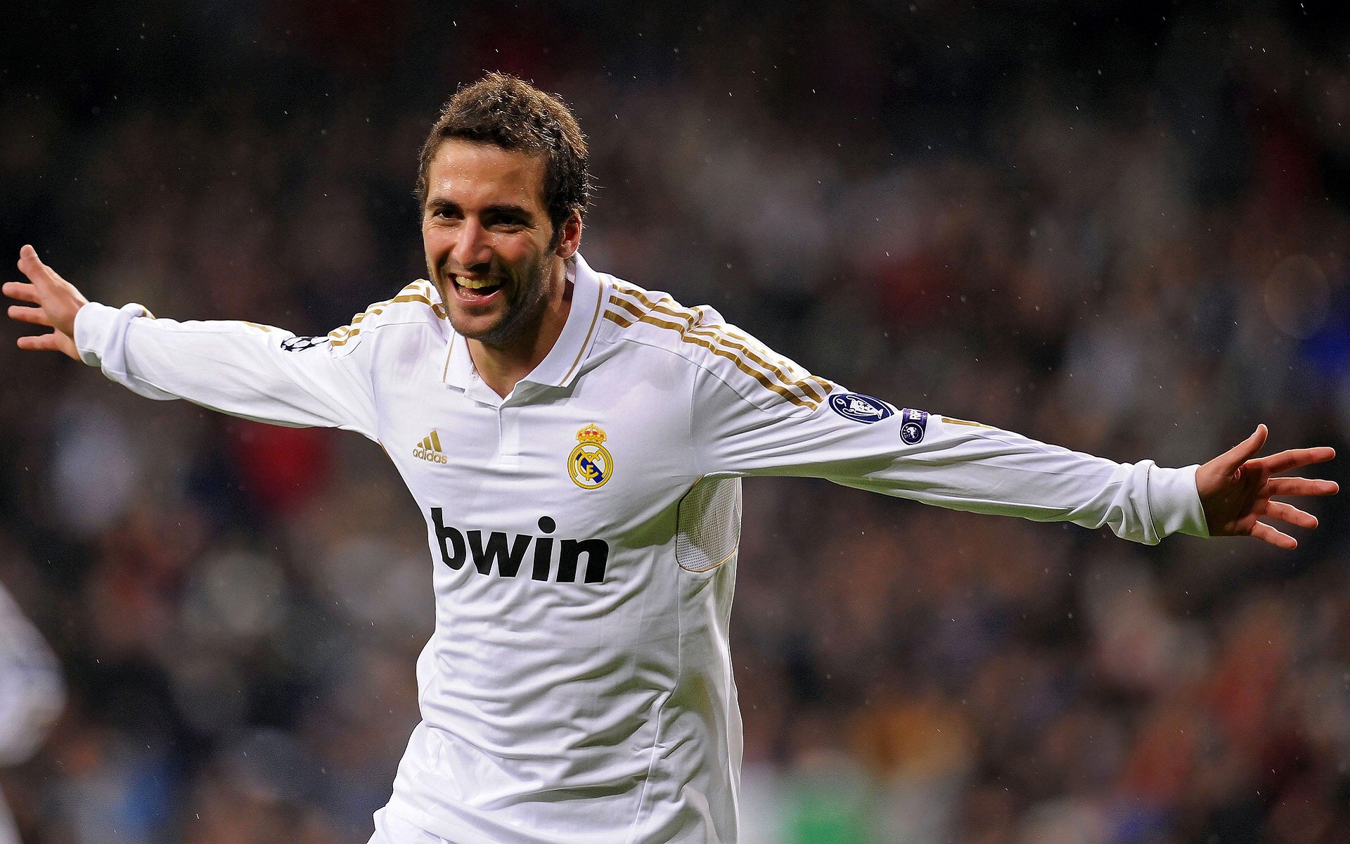 “胡利安·门德斯的脚下技巧与反应速度，助美洲狮队攻占世界舞台”